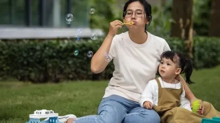 front-view-mother-girl-having-picnic Large