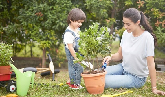 Explore the outdoors by gardeining with children