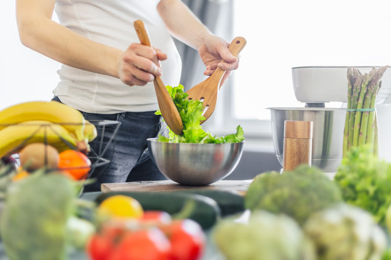 pregnant-woman-cooking-healthy-food