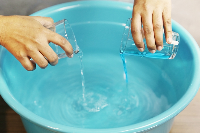 Now add a cup of antiseptic mouthwash &amp; vinegar into the water.